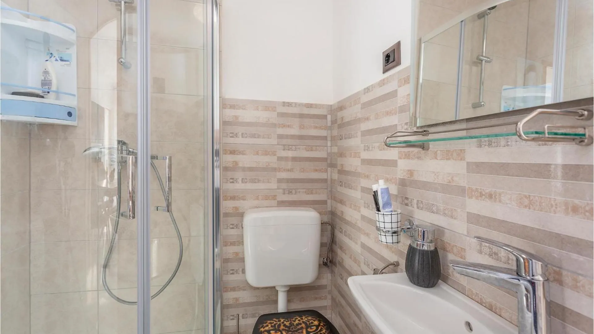5 Bedroom Cozy Home In Jadranovo Holiday home