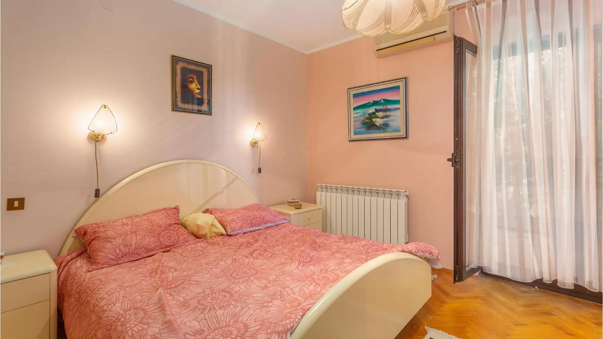 Holiday home 5 Bedroom Cozy Home In Jadranovo
