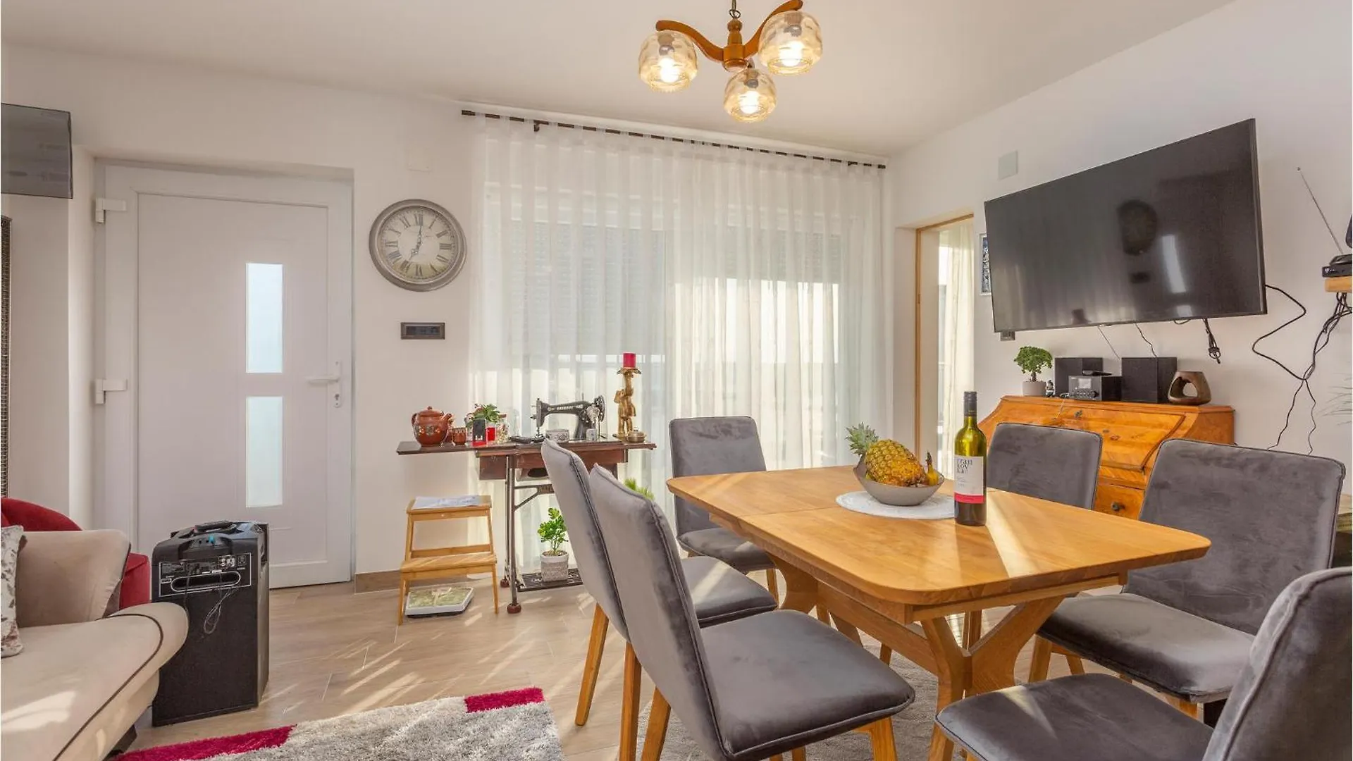 Holiday home 5 Bedroom Cozy Home In Jadranovo