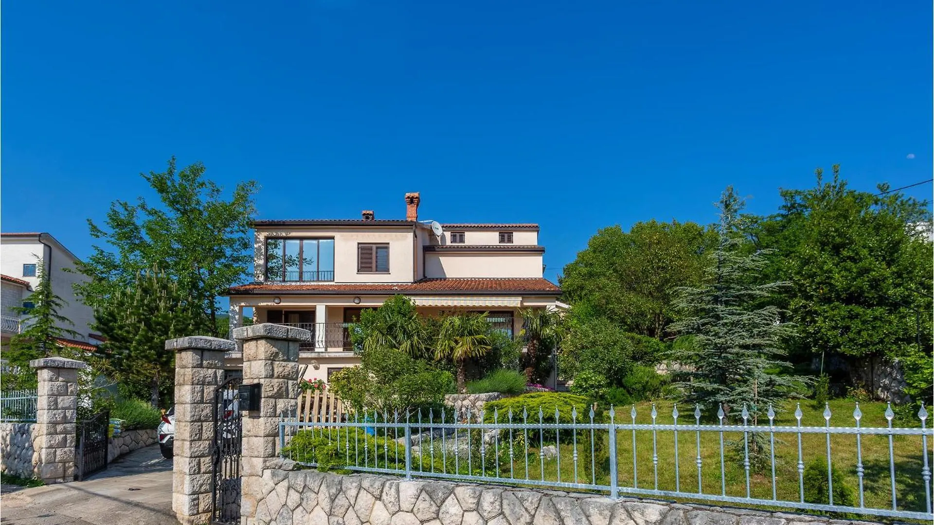 Holiday home 5 Bedroom Cozy Home In Jadranovo