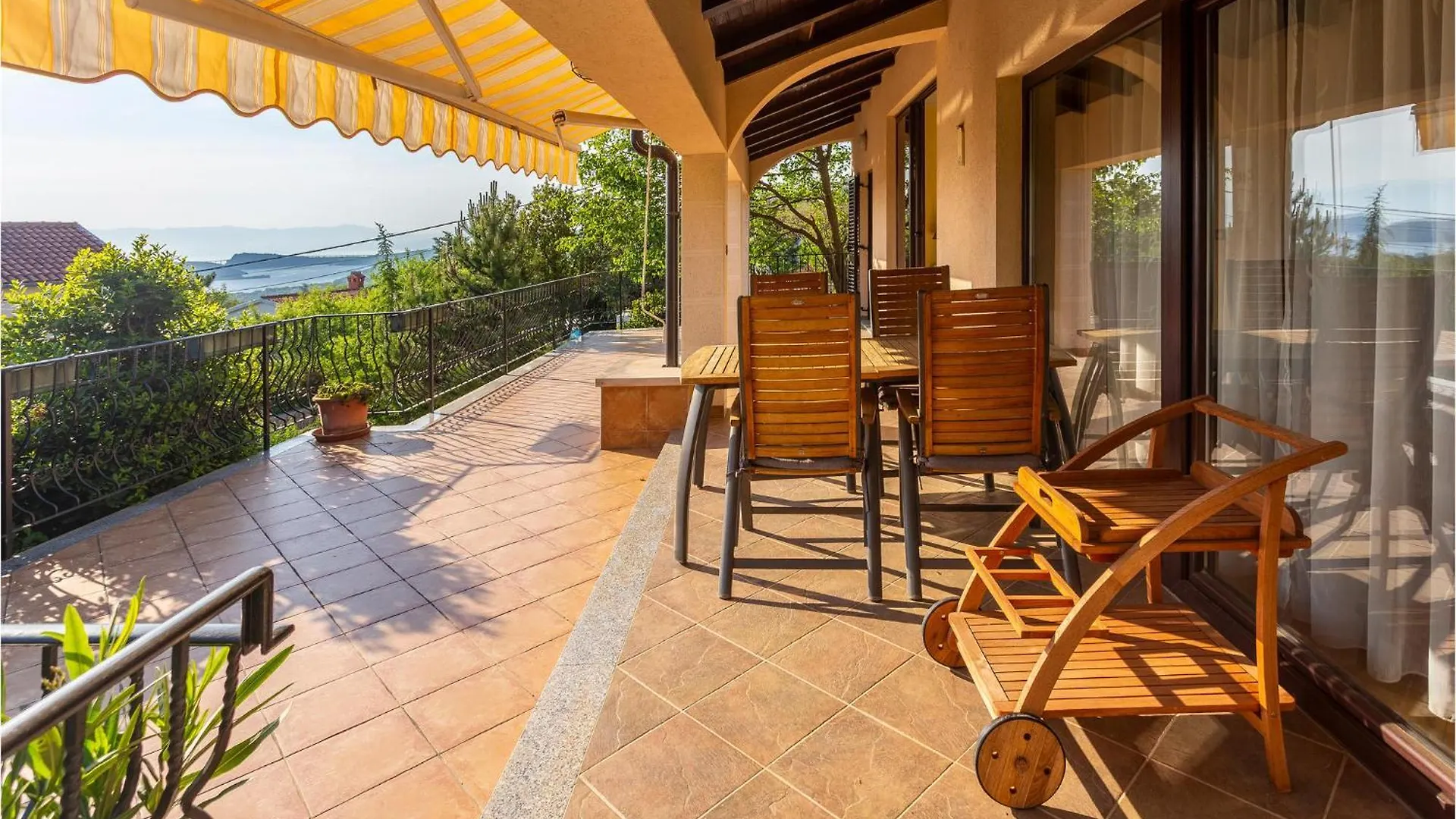 Holiday home 5 Bedroom Cozy Home In Jadranovo